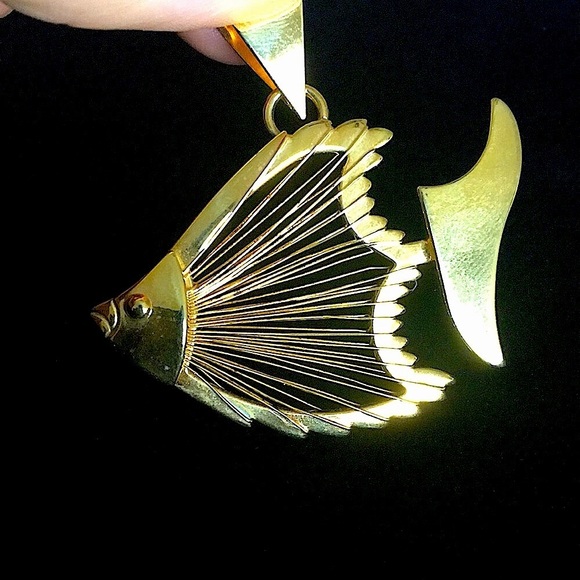 Best Jewelry - Vintage BEST Fish Pendant
